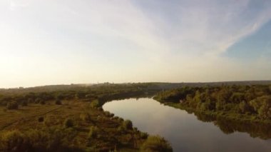 Yeşil ormanın yakınındaki sakin sularla dolu inanılmaz bir gölden.