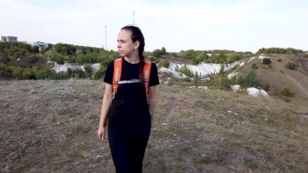 Ung Kvinna Turist Med Ryggsäck Promenader Utomhus — Stockvideo