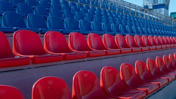 Blanqueadores en un estadio deportivo. Asientos rojos y azules en un gran estadio callejero. — Foto de Stock