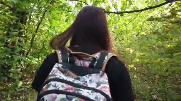 Молода Жінка Гуляє Міському Парку — стокове відео