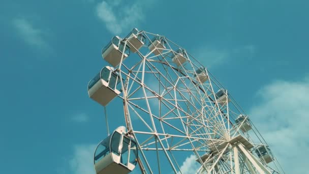 Rueda Ferris Sobre Fondo Azul Cielo — Vídeo de stock