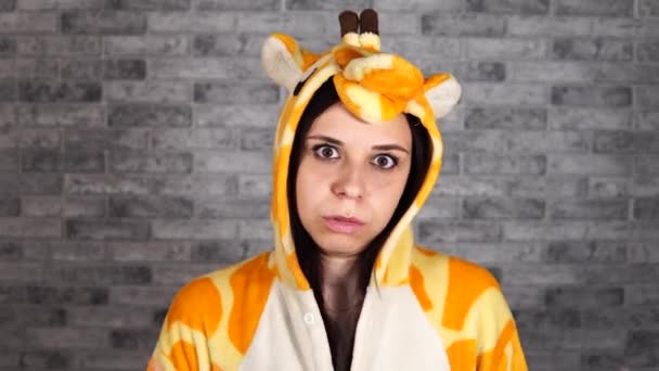 长颈鹿形状的睡衣 一个女孩的情感画像 — 图库视频影像