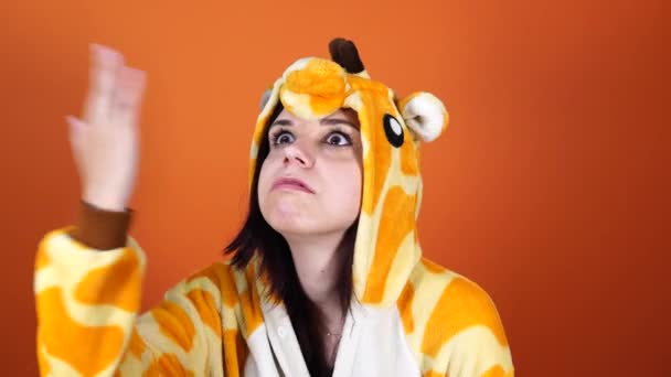 Pijamas Forma Uma Girafa Retrato Emocional Uma Menina — Vídeo de Stock