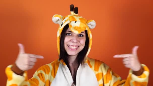 Piżamy Formie Żyrafy Emocjonalny Portret Dziewczyny Wskazującej — Wideo stockowe