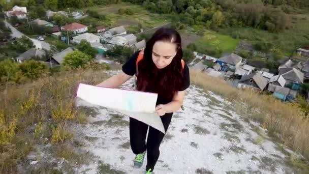 Mujer Con Mapa Apoyo Para Mochilas — Vídeo de stock