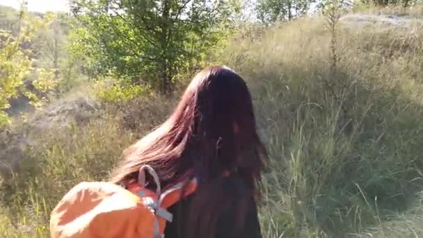 リュックを背負った若い女性観光客が屋外を歩く — ストック動画