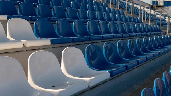 Tribünen in einem Sportstadion. Rot-weiße Sitze in einem großen Straßenstadion. — Stockfoto
