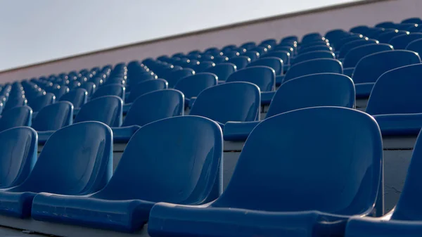 Tribünen in einem Sportstadion. Blaue Sitze in einer Reihe — Stockfoto