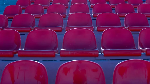 Tribünen in einem Sportstadion. Rote Sitze in einer Reihe — Stockfoto