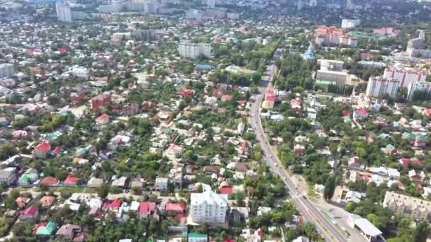 Vista aérea de la gran ciudad de Rusia en un soleado día de verano. Vista de la ciudad desde la vista de las aves. — Vídeo de stock