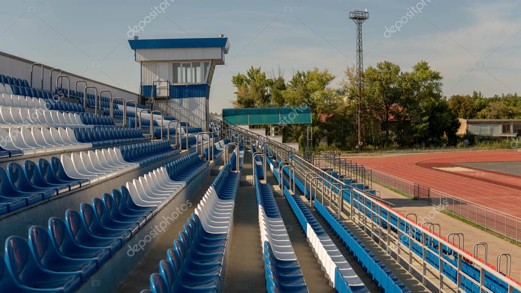 Bleachers en un estadio deportivo. Asientos rojos y blancos en un gran estadio de la calle. 2024