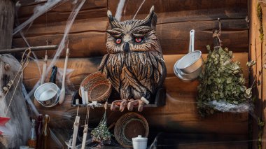 Baba Yaga 'nın evinin bir Rus masalından dekorasyonu. Evin odası Gotik tarzında bir yer. Duvarlar kocaman örümcek ağlarıyla kaplandı. Kırsal bir iç mekan sergisi..