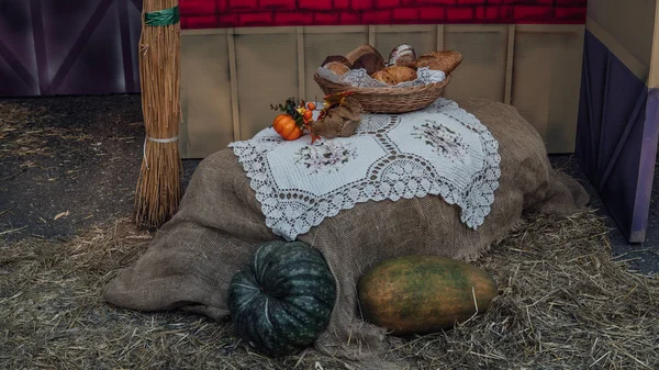 Sok kenyér egy kosárban. Egy hamis kenyér dekorációja. Rusztikus belső tér kiállítása. — Stock Fotó