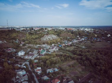 Güzel bahar ve yaz manzarası. Yeşil tepelerin arasındaki dağ yolu. Bereketli yeşil tepeler, yüksek dağlar. Bahar çiçekli çimenler. Yaz doğal arka plan.