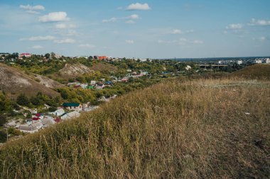 Güzel bahar ve yaz manzarası. Yeşil tepelerin arasındaki dağ yolu. Bereketli yeşil tepeler, yüksek dağlar. Bahar çiçekli çimenler. Yaz doğal arka plan.