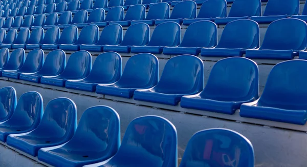 Tribünen in einem Sportstadion. Blaue Sitze in einer Reihe — Stockfoto