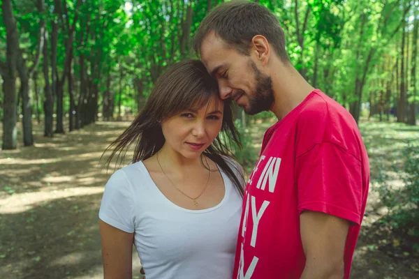 Casal jovem apaixonado caminhando por um parque em um dia de outono ensolarado, as pessoas apaixonadas. Amantes no Parque — Fotografia de Stock