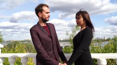 Bu aşktır. Erkek pozu veren kız 