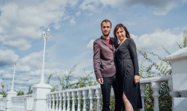 Birlikte mutluyuz. Birbirine aşık çift yürüyüp eğleniyor. Sakallı bir hippi ve aşık güzel bir kadın. Sevgi dolu bir kalp en doğru bilgeliktir. Yaz tatili. Âşık ol. Sevgililer günün kutlu olsun. Yaz titreşimleri. çift.