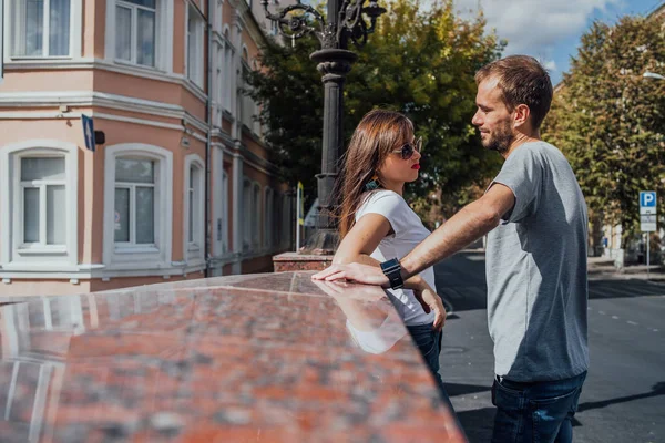 Ένα ευτυχισμένο ζευγάρι να κοιταχτεί στα μάτια στο δρόμο της πόλης.. — Φωτογραφία Αρχείου
