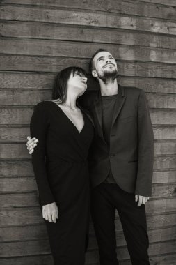 Bu aşktır. Tahta arka planda poz veren bir kız. Sevgililer günün kutlu olsun. Yaz titreşimleri. Çift dışarıda dinleniyor. Birlikteyken eğlenen bir çift. Hippi ve aşık güzel bir kadın. Aşık ol.