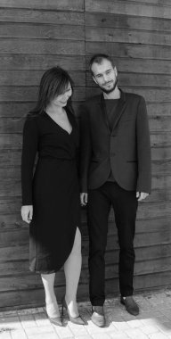 Bu aşktır. Tahta arka planda poz veren bir kız. Sevgililer günün kutlu olsun. Yaz titreşimleri. Çift dışarıda dinleniyor. Birlikteyken eğlenen bir çift. Hippi ve aşık güzel bir kadın. Aşık ol.