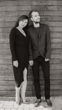 Bu aşktır. Tahta arka planda poz veren bir kız. Sevgililer günün kutlu olsun. Yaz titreşimleri. Çift dışarıda dinleniyor. Birlikteyken eğlenen bir çift. Hippi ve aşık güzel bir kadın. Aşık ol.