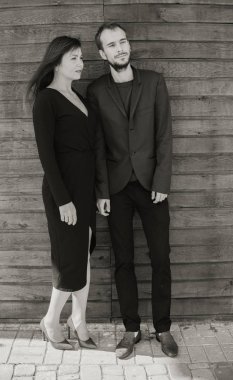 Bu aşktır. Tahta arka planda poz veren bir kız. Sevgililer günün kutlu olsun. Yaz titreşimleri. Çift dışarıda dinleniyor. Birlikteyken eğlenen bir çift. Hippi ve aşık güzel bir kadın. Aşık ol.