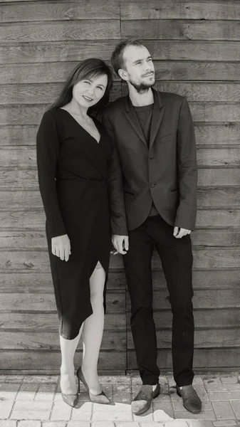 Bu aşktır. Tahta arka planda poz veren bir kız. Sevgililer günün kutlu olsun. Yaz titreşimleri. Çift dışarıda dinleniyor. Birlikteyken eğlenen bir çift. Hippi ve aşık güzel bir kadın. Aşık ol.