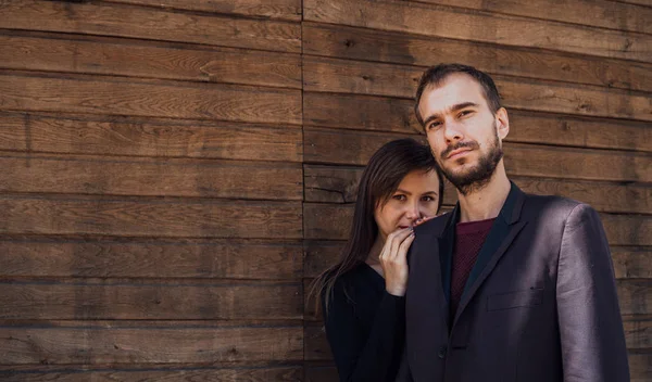 C'est de l'amour. fille avec un mec posant sur un fond en bois. happy valentines jour. vibes d "été. couple se détendre en plein air. Un couple se détend en profitant les uns des autres. Hipster et belle femme amoureuse. Chute d'amour — Photo