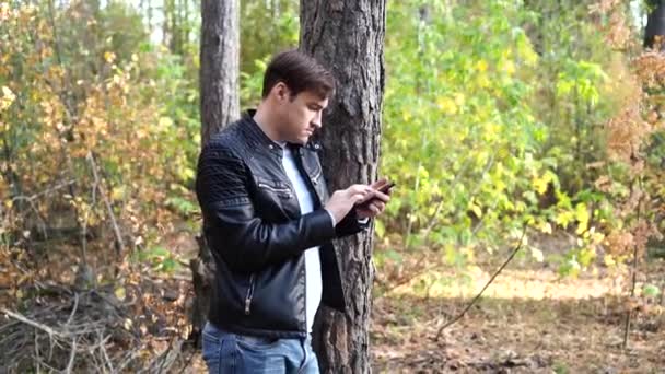 Tipo Casaco Cabedal Rua Escrever Uma Mensagem Smartphone Homem Com — Vídeo de Stock