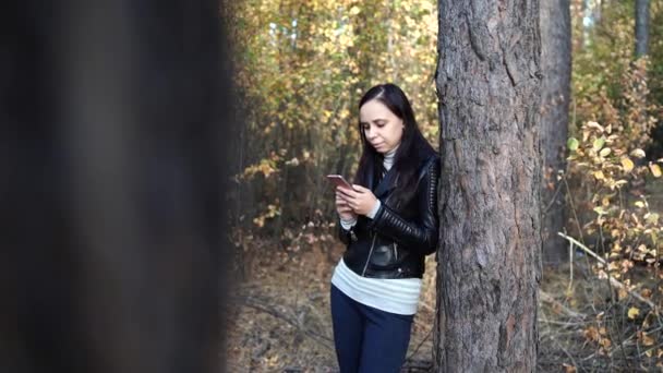 Mujer Joven Que Utiliza Teléfonos Inteligentes Los Bosques Primavera — Vídeos de Stock