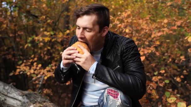 Feliz Homem Está Comendo Fast Food Hambúrguer Parque — Vídeo de Stock