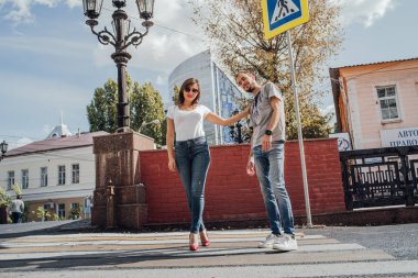 Aşık mutlu çift şehirde yürüyor. Sevgi dolu çift şehri. Şehirde genç bir çiftin portresi.