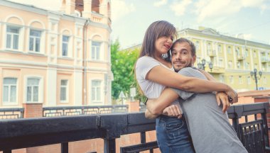 Aşık mutlu çift şehirde yürüyor. Sevgi dolu çift şehri. Şehirde genç bir çiftin portresi.