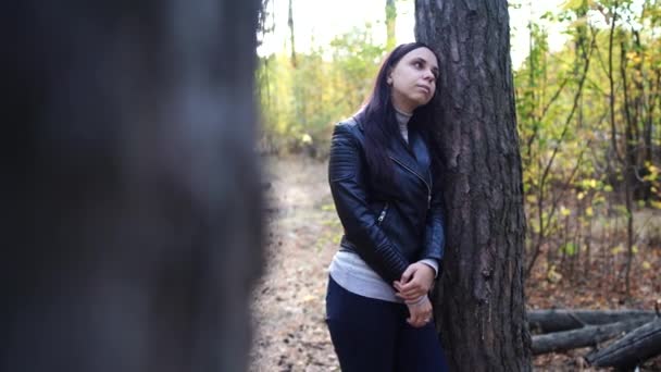 Jeune Femme Dans Forêt Printemps — Video