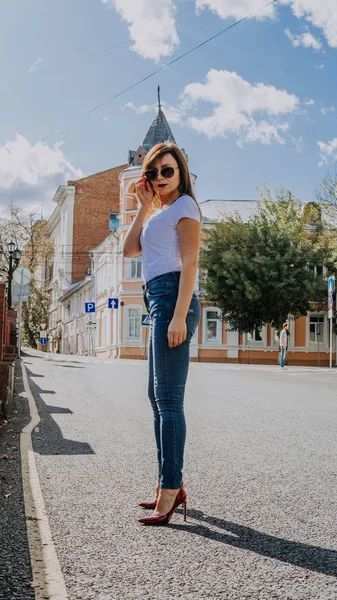 Gorgeous young woman model looking at camera posing in city — Stock Photo, Image