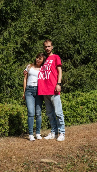 Donna che mangia un hamburger in un parco di primavera soleggiato. Giovane donna con giorno di sole mangiando hamburger nella foresta autunnale. — Foto Stock