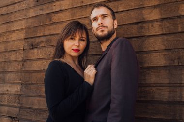 Bu aşktır. Tahta arka planda poz veren bir kız. Sevgililer günün kutlu olsun. Yaz titreşimleri. Çift dışarıda dinleniyor. Birlikteyken eğlenen bir çift. Hippi ve aşık güzel bir kadın. Aşık ol.