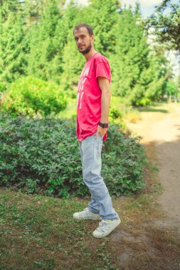 Sonbahar parkında poz veren yakışıklı bir adam..