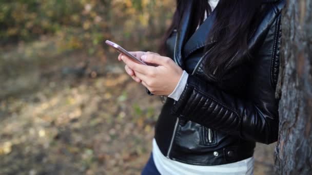 Mujer Joven Que Utiliza Teléfonos Inteligentes Los Bosques Primavera — Vídeos de Stock