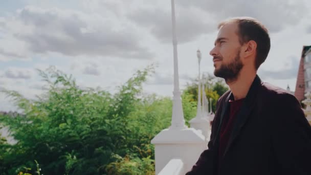 Retrato Jovem Roupas Casuais Posando — Vídeo de Stock