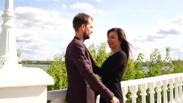 Jeune Couple Amoureux Posant Jour Été — Video