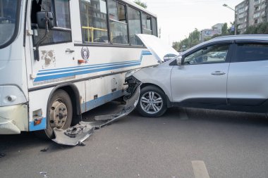 Voronezh, Rusya 16 Ağustos 2019: Sokakta korkunç bir kaza. Şehirdeki otobüs kazasından sonra hasarlı bir araba. Dikkatsiz sürüş konsepti.