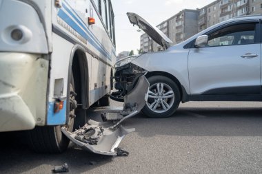 Voronezh, Rusya 16 Ağustos 2019: Sokakta korkunç bir kaza. Şehirdeki otobüs kazasından sonra hasarlı bir araba. Dikkatsiz sürüş konsepti.