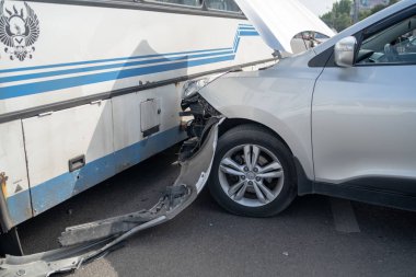 Voronezh, Rusya 16 Ağustos 2019: Sokakta korkunç bir kaza. Şehirdeki otobüs kazasından sonra hasarlı bir araba. Dikkatsiz sürüş konsepti.