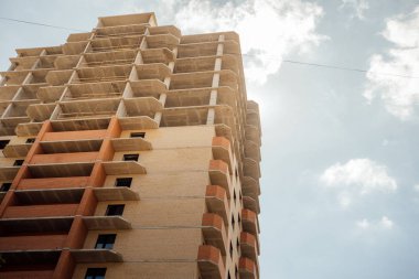 Bina inşaat halinde. Yapım ve onarım aşamasındaki bir binanın görüntüsü.