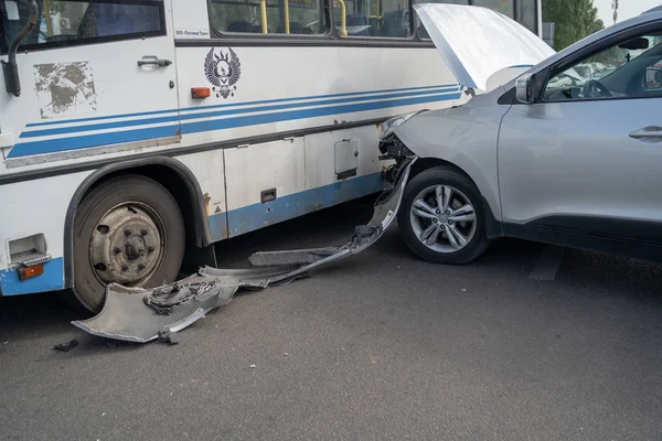 Voronezh, Rusia 16 de agosto de 2019: Un terrible accidente en la calle. Un coche dañado después de una colisión en el autobús en la ciudad. El concepto de conducción descuidada . — Foto de Stock