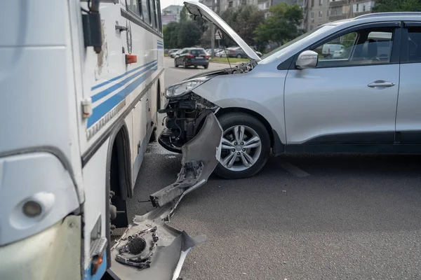 Voronezh, Rússia 16 de agosto de 2019: Um terrível acidente na rua. Um carro danificado após uma colisão no ônibus na cidade. O conceito de condução descuidada . — Fotografia de Stock