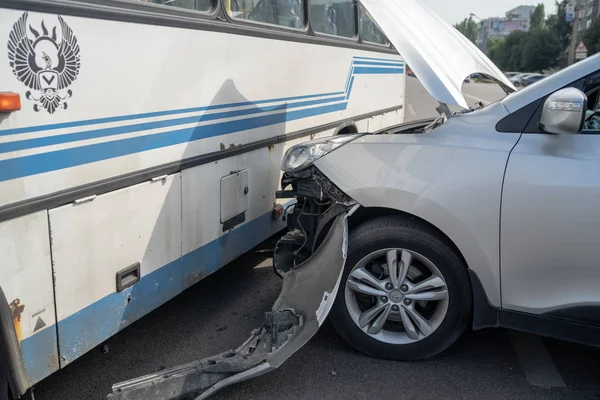 Voronezh, Rusia 16 de agosto de 2019: Un terrible accidente en la calle. Un coche dañado después de una colisión en el autobús en la ciudad. El concepto de conducción descuidada . — Foto de Stock